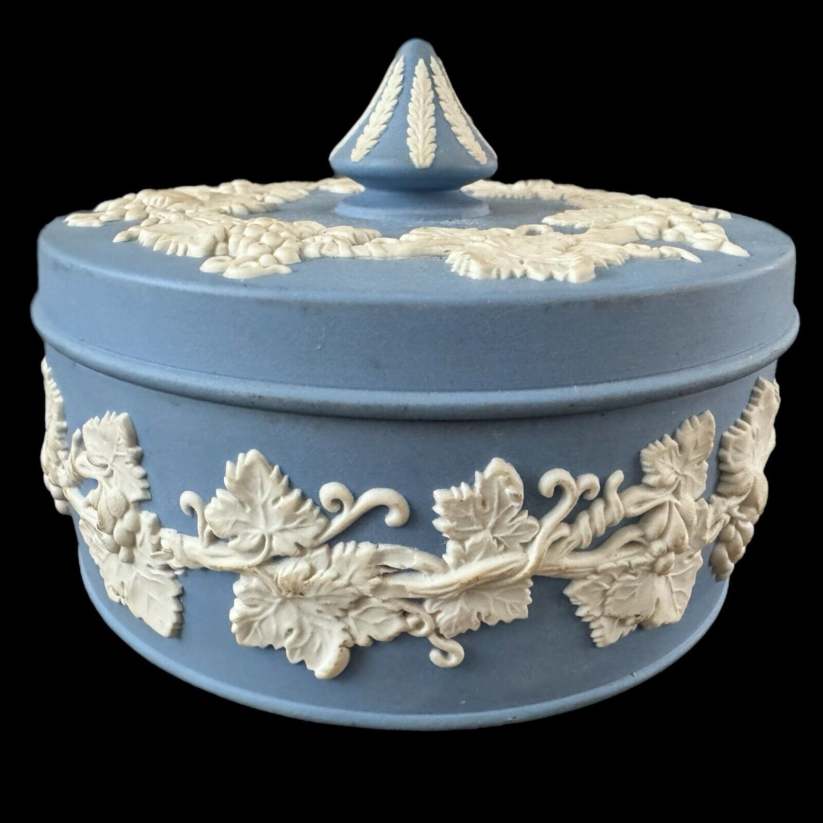 Vintage WEDGWOOD Ceramic Blue Jasperware Round Pot Lid Grape Vine Dish England