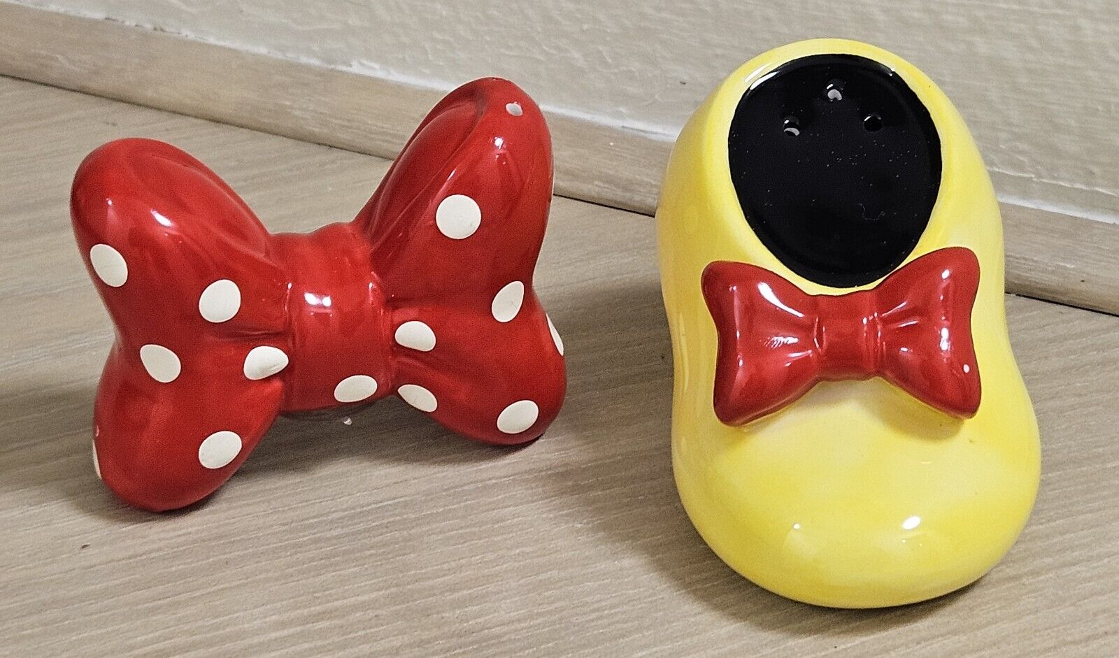 VINTAGE 2 PCS DISNEY MINNIE MOUSE SALT & PEPPER SHAKERS RED BOW & YELLOW HEEL