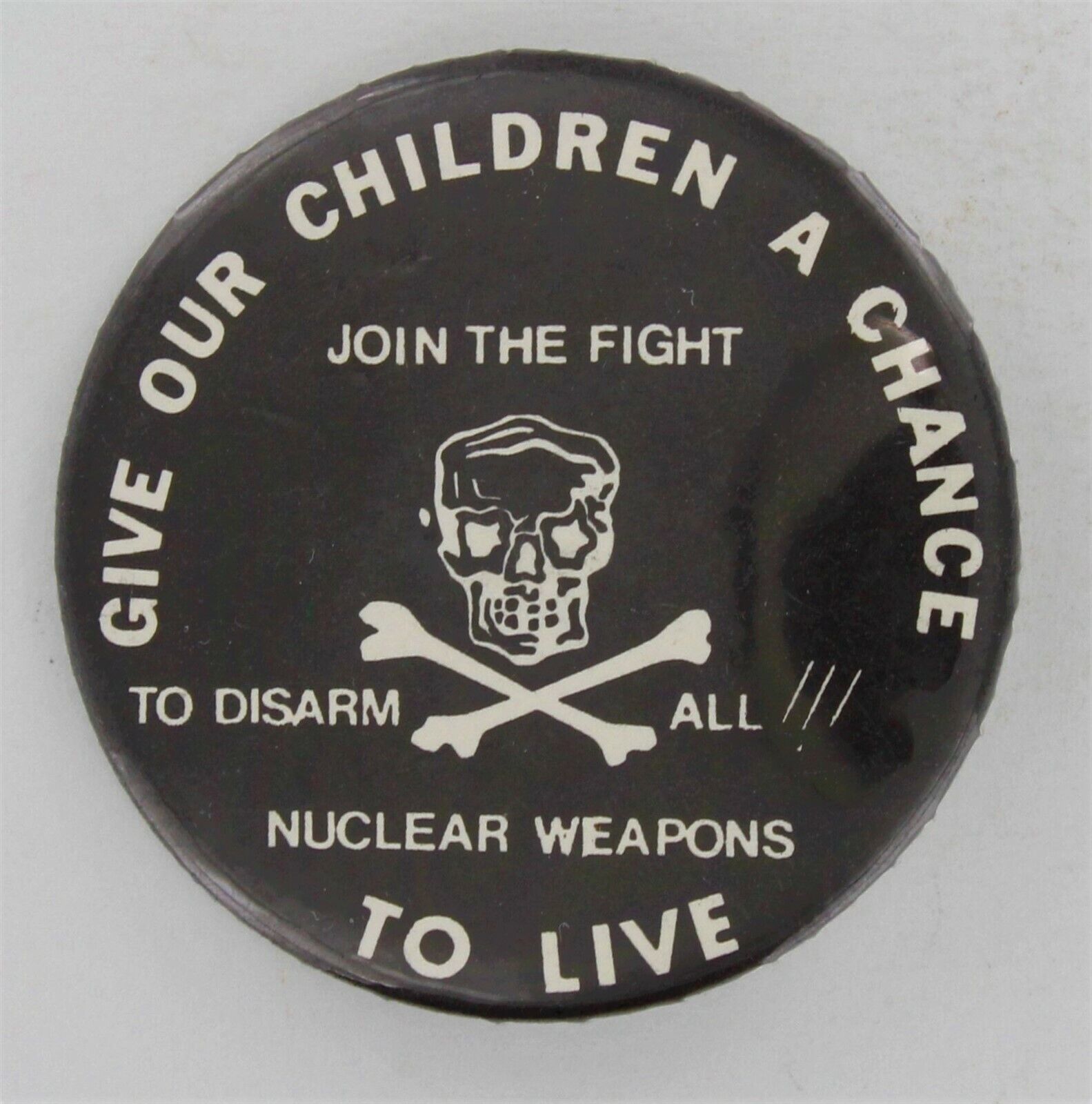 Radical Pacifist Button 1976 War Resisters League Nuclear Death Skull Bones 1023