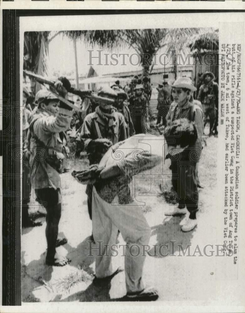1970 Press Photo Cambodian Soldier about to Slam Suspected Viet Cong with Rifle