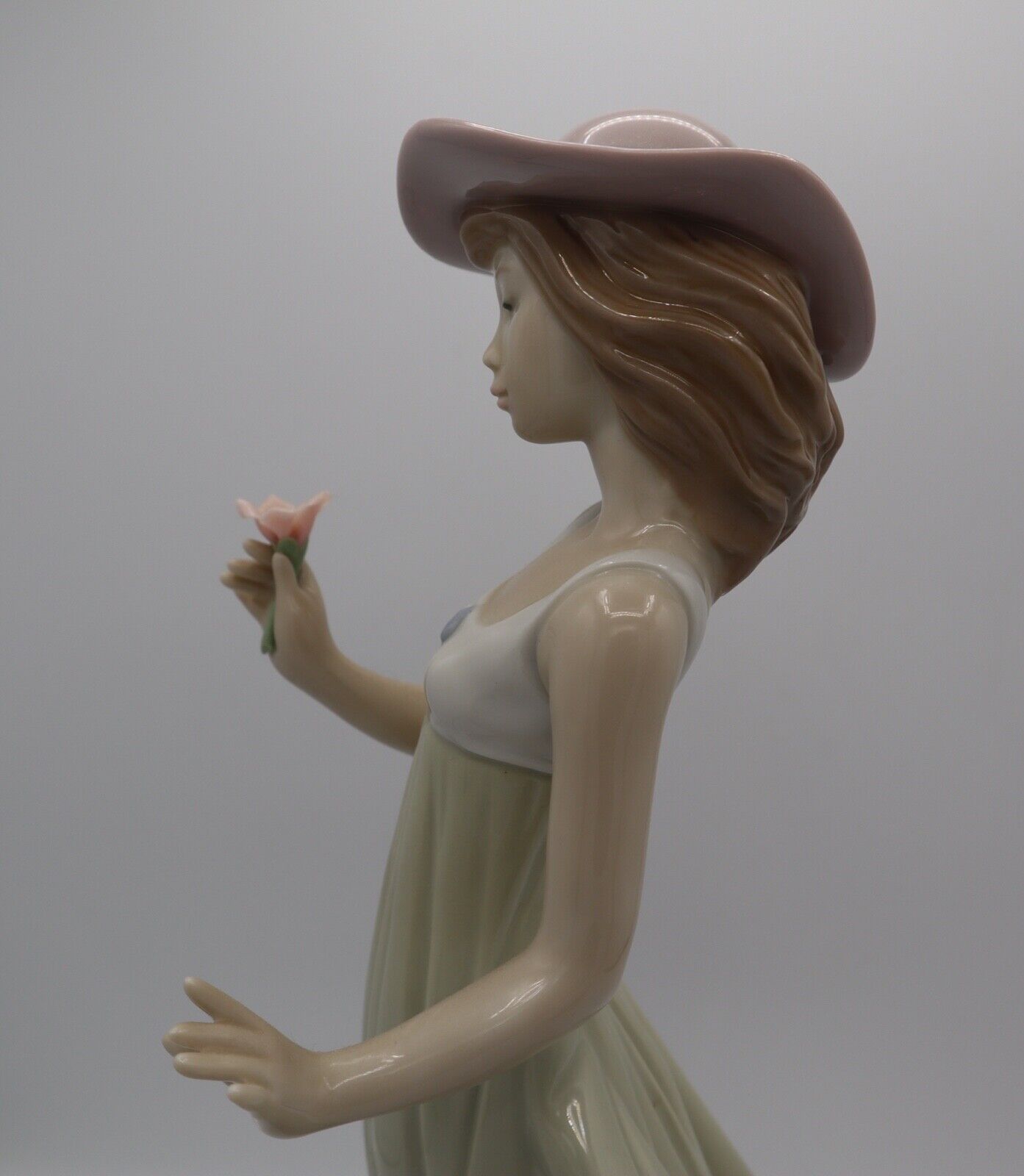 LLADRO Gentle Breeze Porcelain Girl Figurine ~BEAUTIFUL.