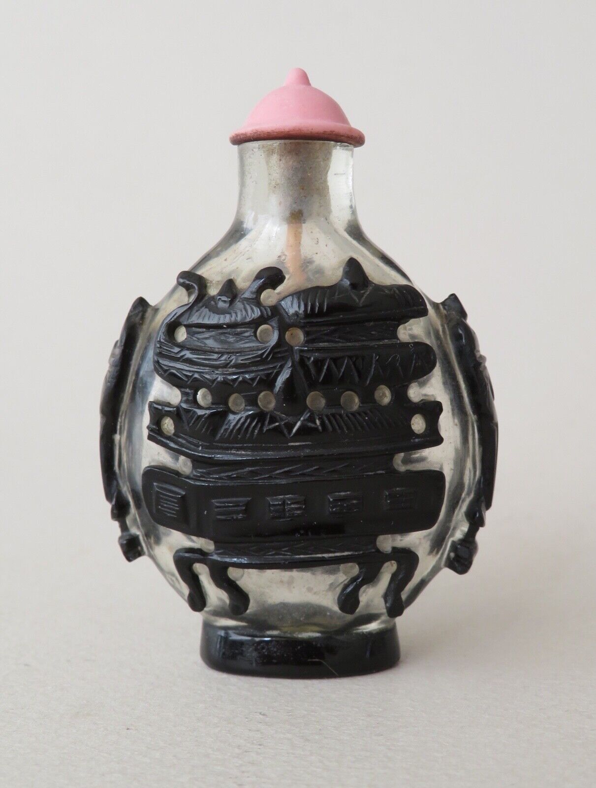 FINE ANTIQUE CHINESE SNUFF BOTTLE - BLACK CUT TO CLEAR GLASS, BRONZE DINGS MOTIF