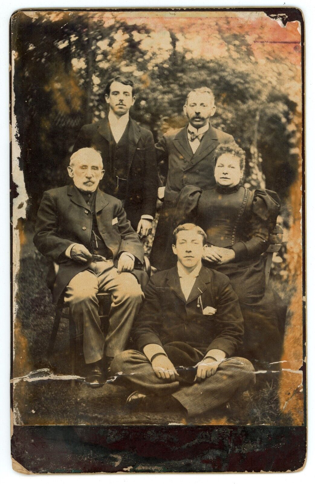 CIRCA 1890\'S ANTIQUE CABINET CARD FEATURING FAMILY OF 5. MOM, DAD AND THREE SONS