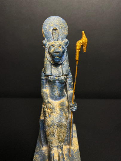 Gorgeous Large SEKHMET the goddess of Healing & war Holding was sceptre