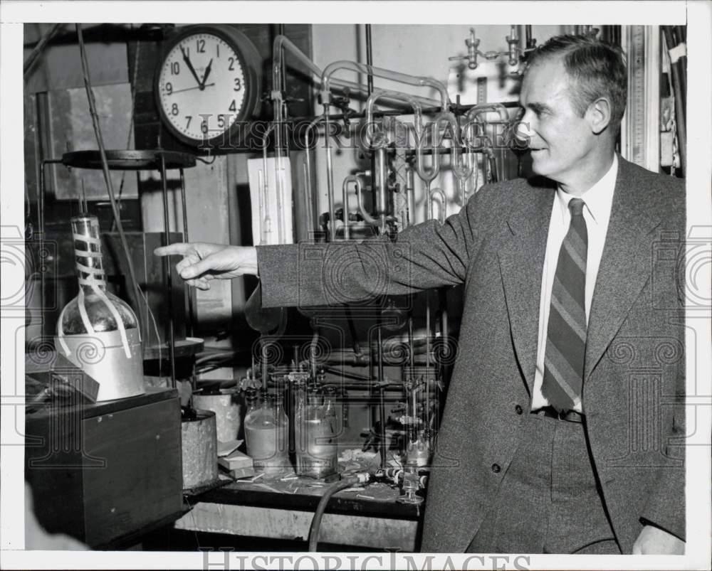 1949 Press Photo Thermodynamics Professor Dr. William Giauque at laboratory, CA