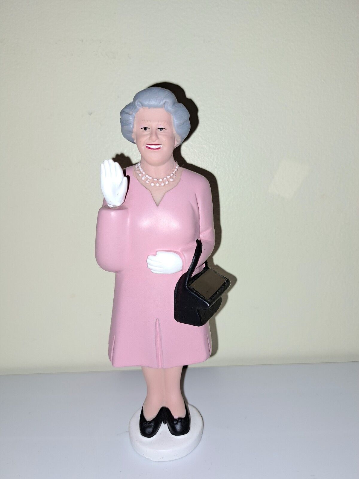 Kikkerland Queen Elizabeth Solar Powered Waving Figurine Pink Dress