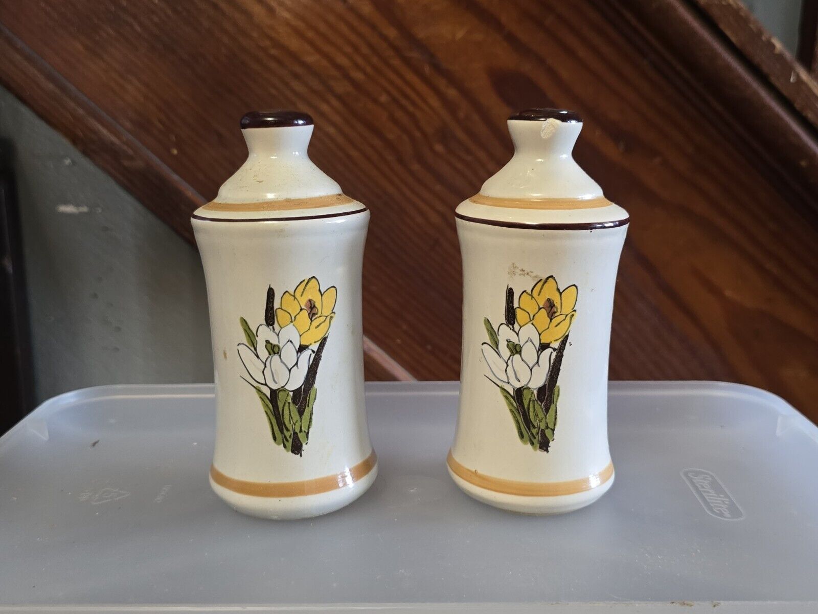VINTAGE CALIFORNIA POTTERY USA CROCUS Salt and pepper shakers floral