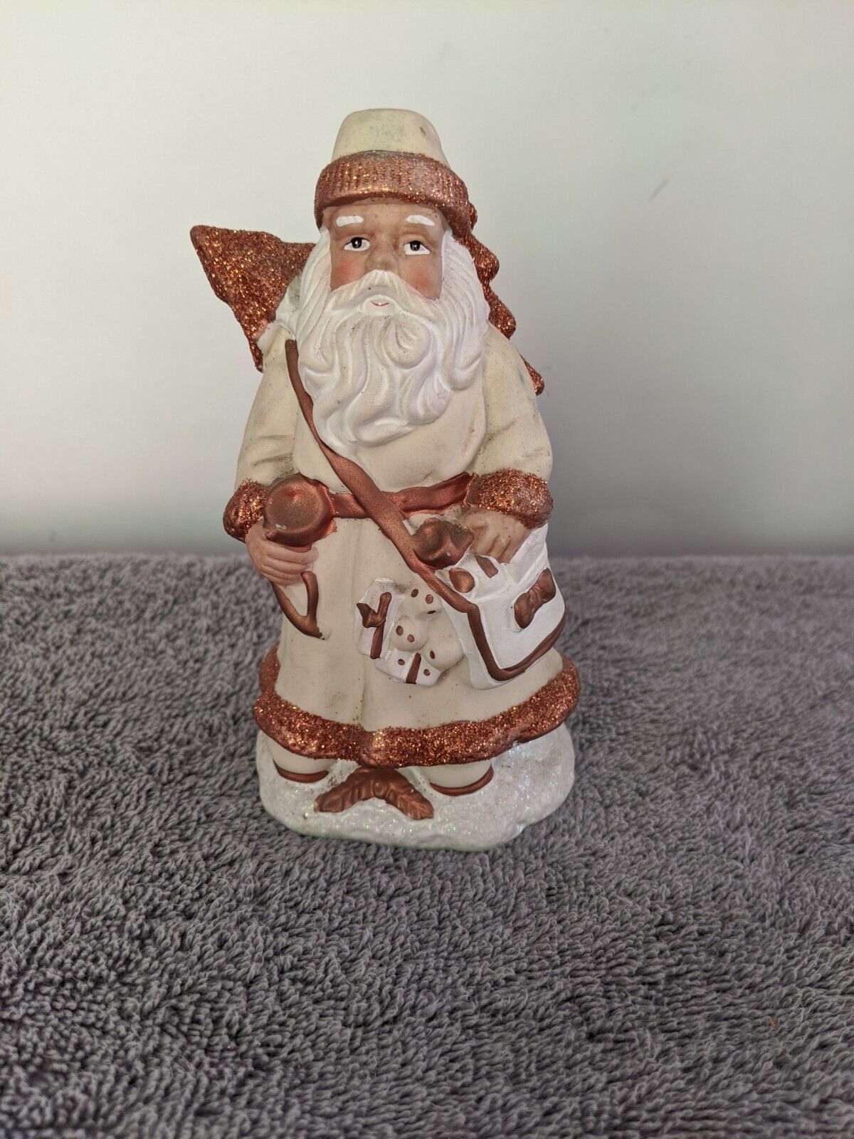 Vintage K's Collection. Santa Claus Figurine. White/Gold. Pre-owned 