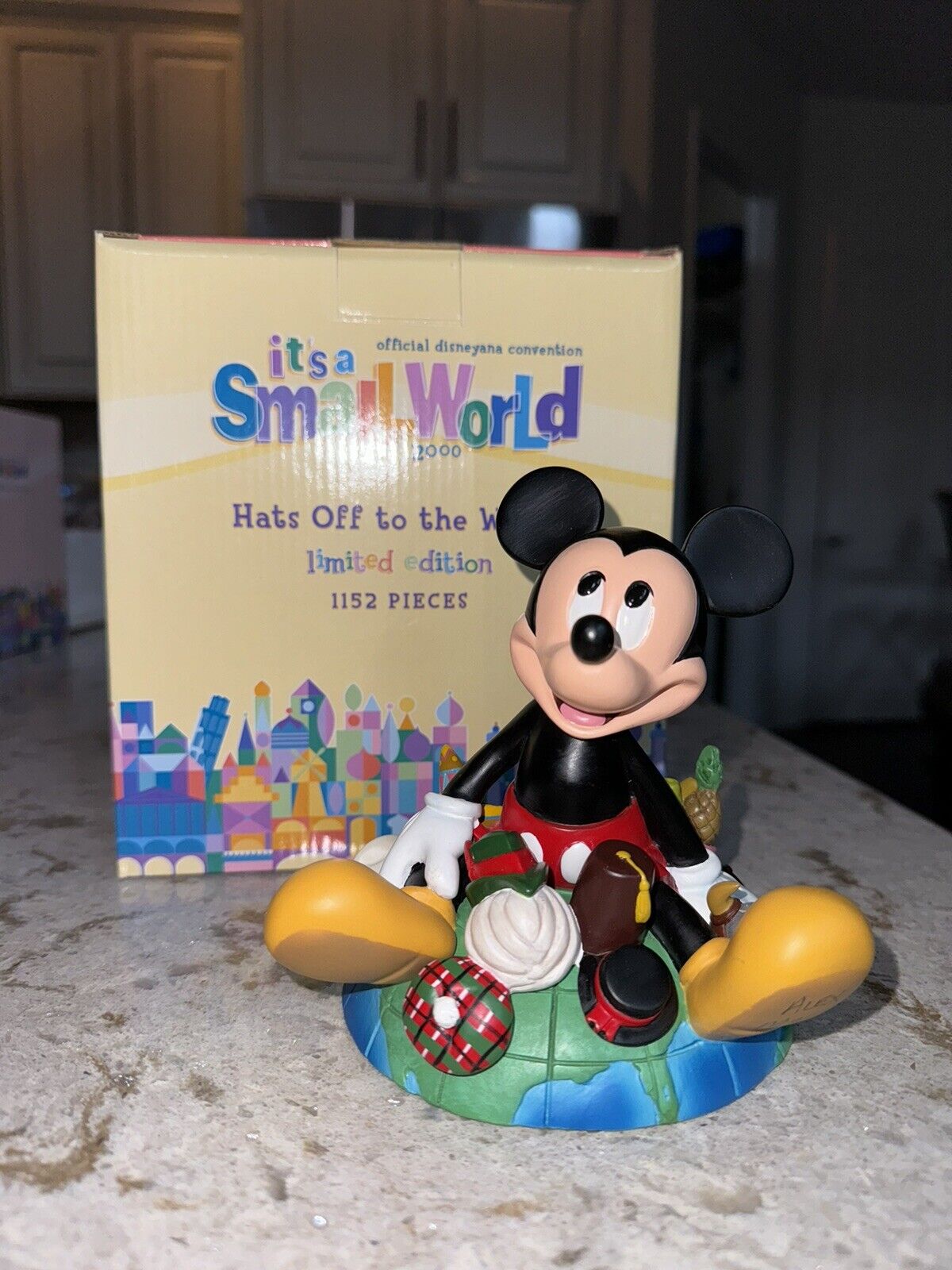 Disneyana Convention 2000 Hats Off to the World Mickey Signed Figurine LE1152
