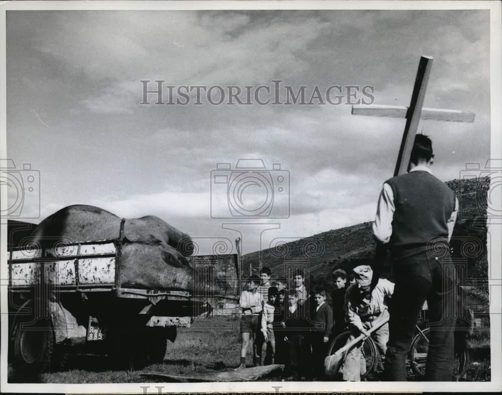 1961 Press Photo Youngsters watch the burial of circus elephant Bongo in Italy
