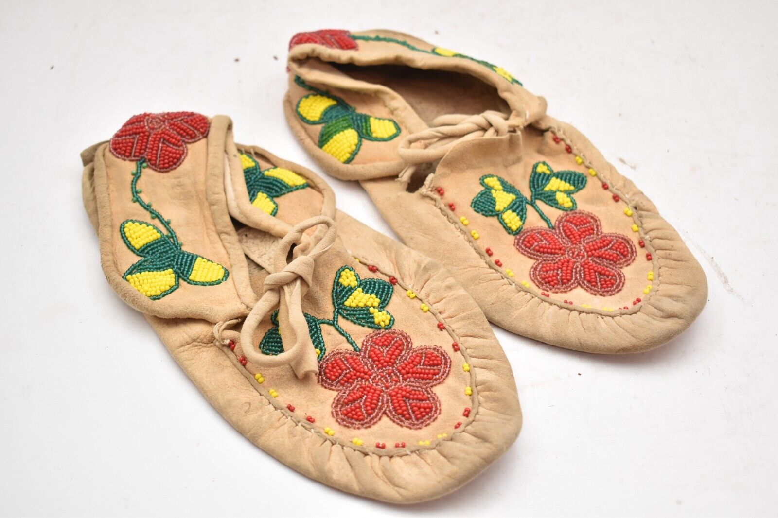 Antique PAIR OF BEADED Native American SANTEE SIOUX Plains Indian MOCCASINS VTG.