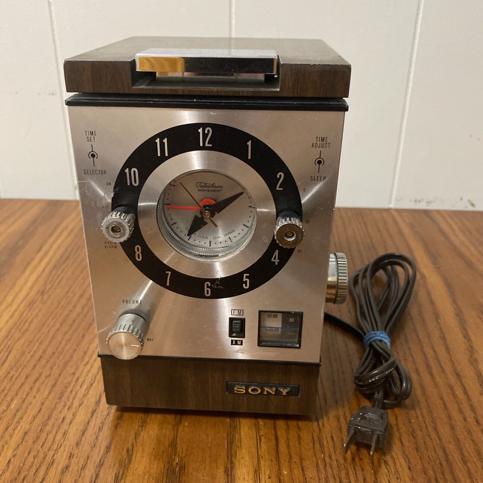 Sony Vintage 7FC-89W 10 Transistor 2 Band AM/FM CUBE Clock Radio Telechron