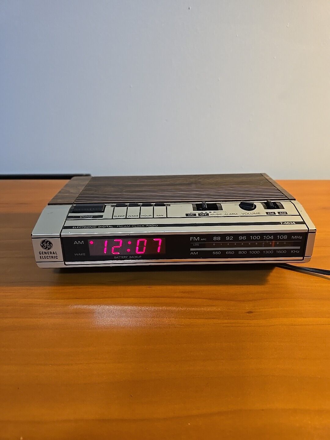 Vintage General Electric AM/FM Alarm Clock/Radio Model 7-4634B Woodgrain Working