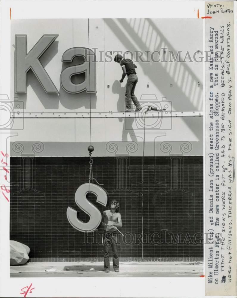 1984 Press Photo Mike Milkent and Dennis Ison hang the Kash n Karry sign