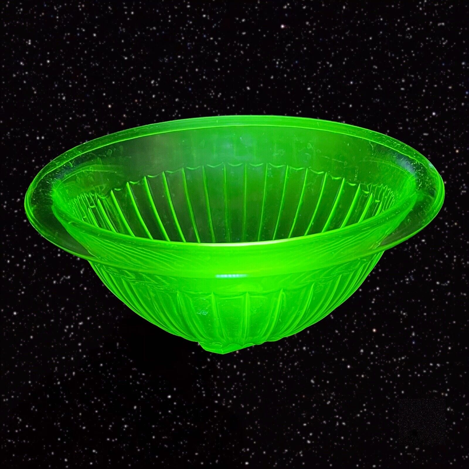 Vintage Uranium Mixing Bowl Large Art Glass UV Glows 10”W 5”T