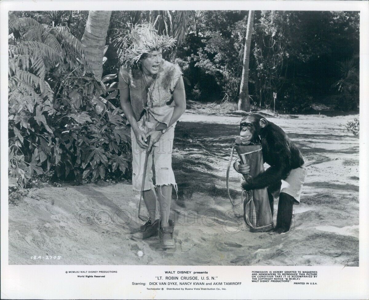 1974 Press Photo Dick Van Dyke Golfs With Chimp Caddy Lt Robinson Crusoe Disney
