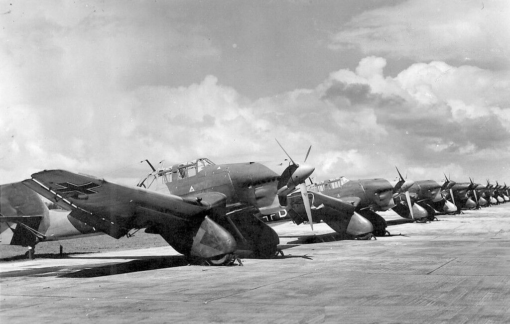 WWII Photo Luftwaffe Ju87 Stuka Dive Bombers  WW2 B&W World War Two / 6080
