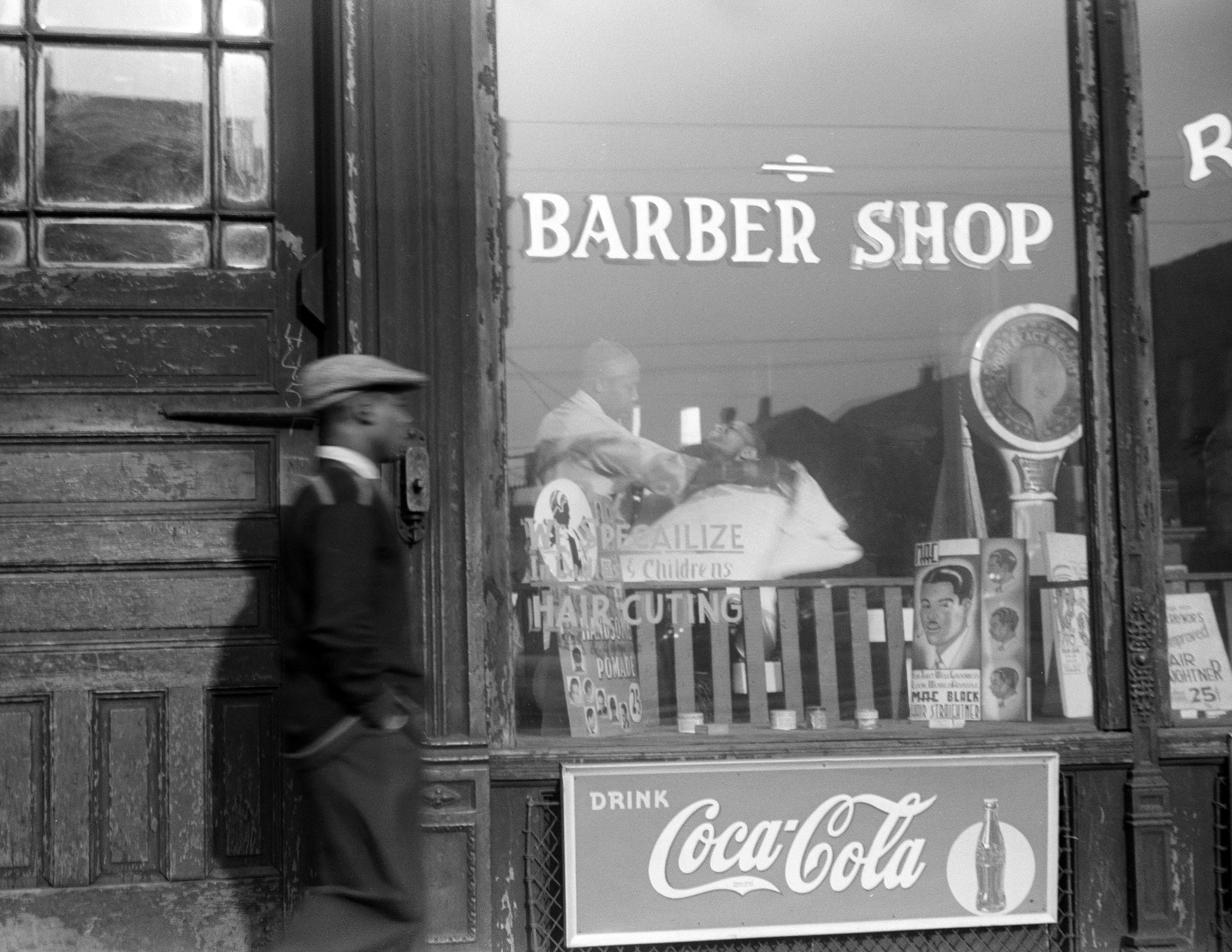 1941 Barber Shop Window, Chicago, Illinois Old Photo 8.5\