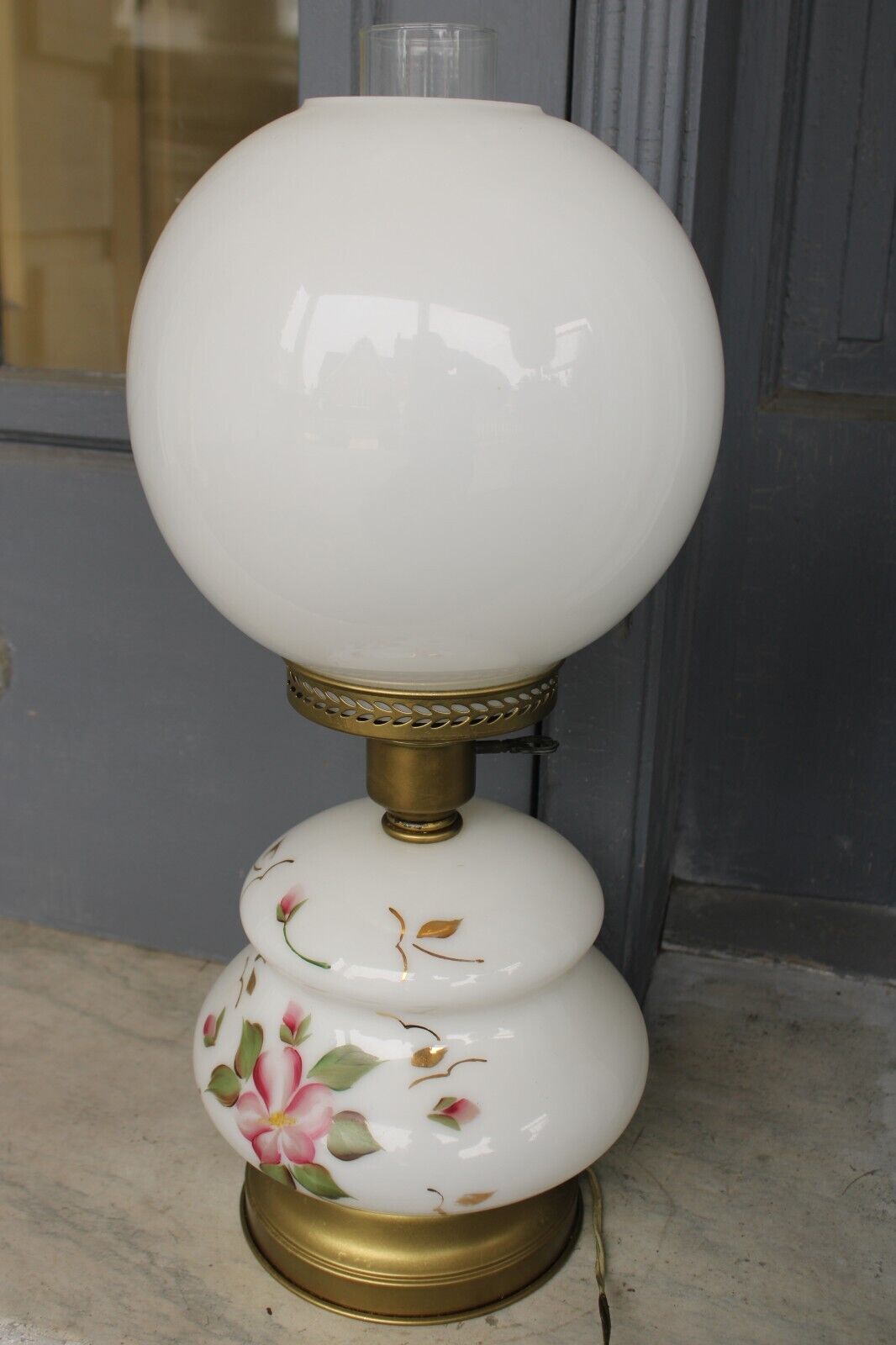 Vintage GWTW Round Globe Hurricane Lamp 3-way Pretty