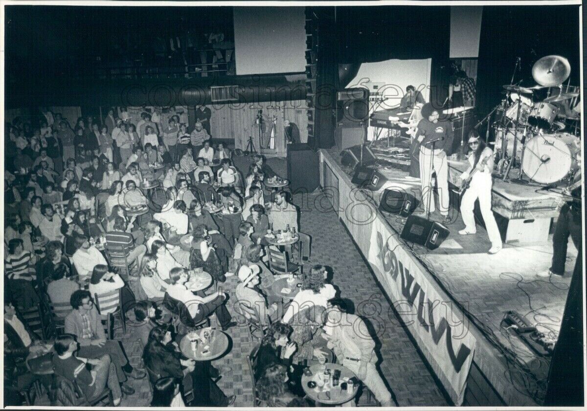 1983 Press Photo Crowd Watches Artimus Pyle Band on Stage PB Scott\'s Charlotte