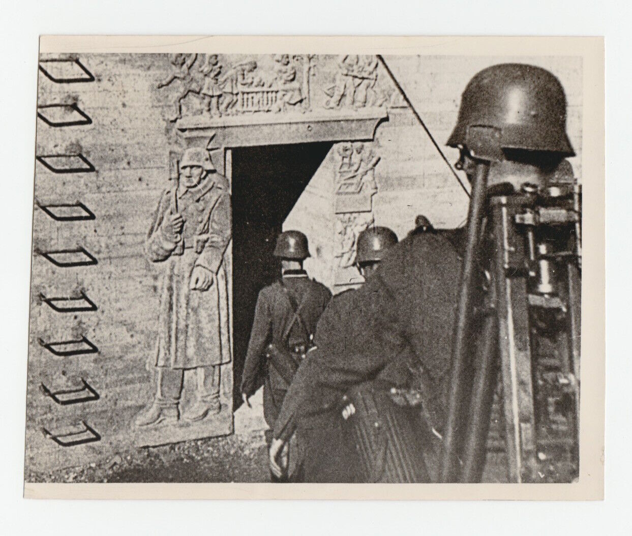 ORIG WWII Press Photo 1939 German Soldiers Enter Bunker on Siegrief Line