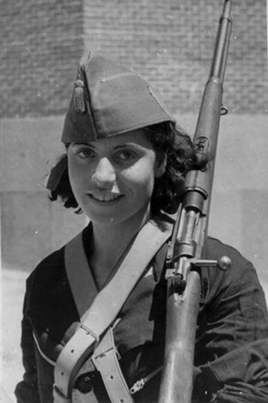 guerrilla woman in spain with a rifle WW2 Photo Glossy 4*6 in H010