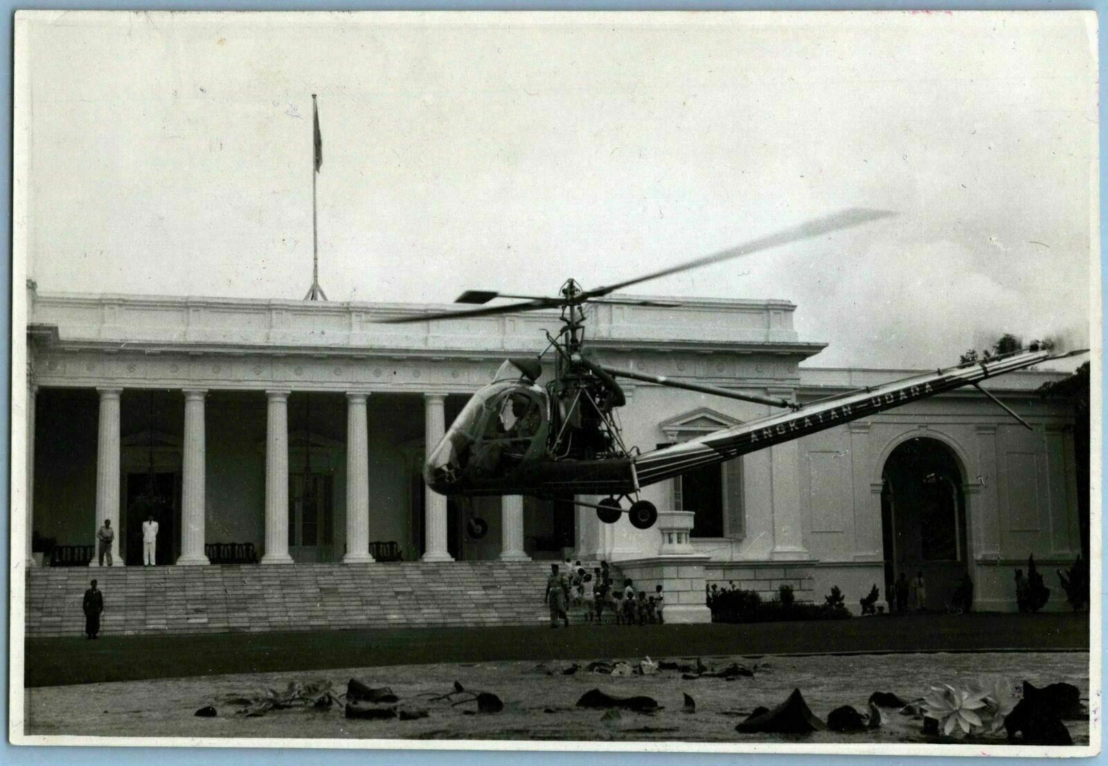 HILLER 360 HELICOPTER INDONESIAN AIR FORCE PRESIDENTS PALACE JAKARTA OLD PHOTO
