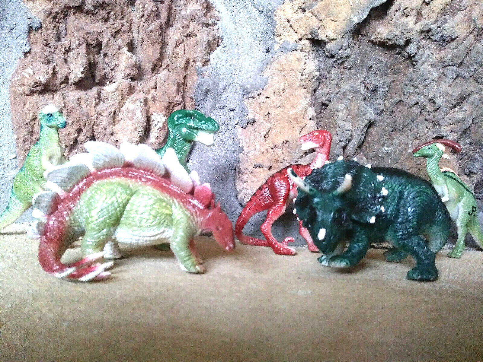 VINTAGE EQUITY TOYS JURASSIC PARK LOST WORLD FIGURINE SET, MADE IN CHINA 1997