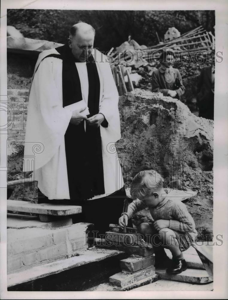 1955 Press Photo Four year old Nicholas Tanton with Rector Canon C.C.Griffiths