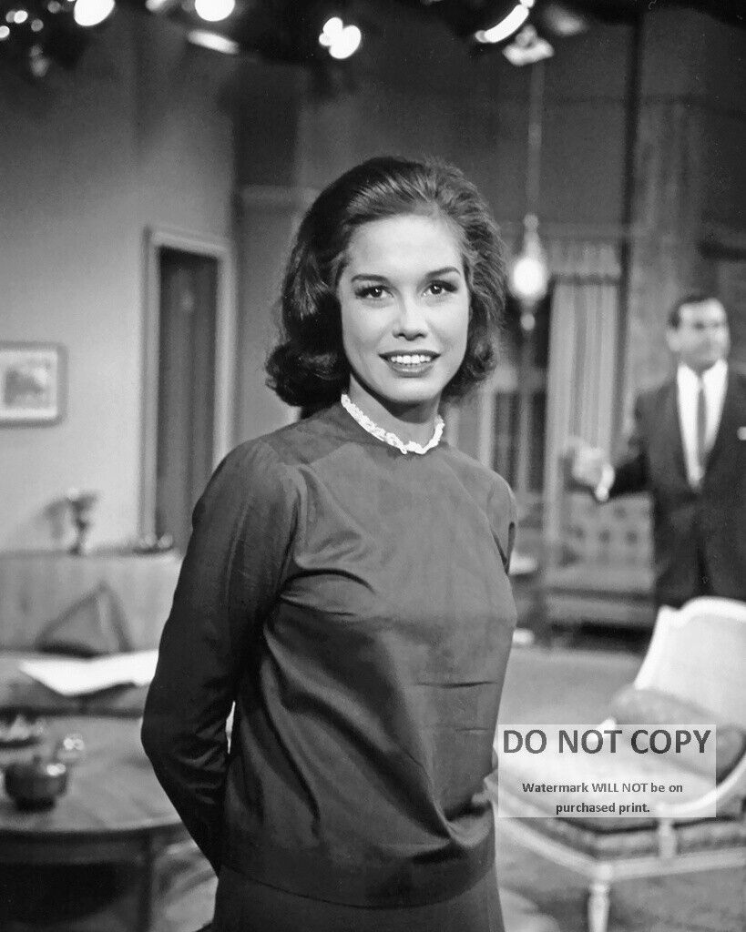 MARY TYLER MOORE ON THE SET OF \