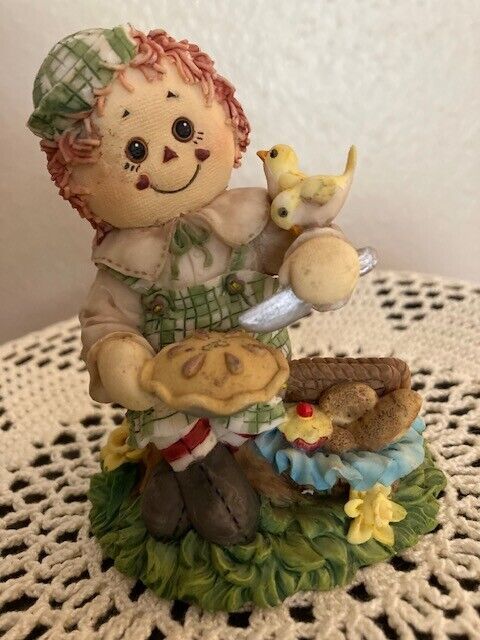 Cute Vintage 1998 Raggedy Andy - Resin Figurine depicting a Picnic with Birds