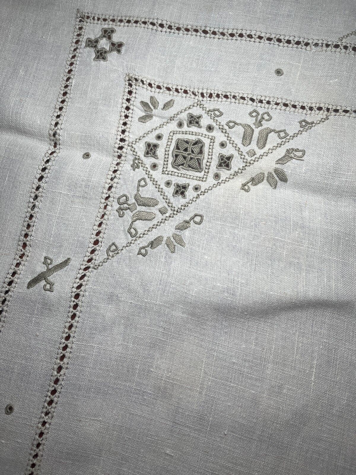 VINTAGE MADEIRA TABLECLOTH HAND EMBROIDERY CUTWORK LINEN LARGE BANQUET 8\'x5.5\'