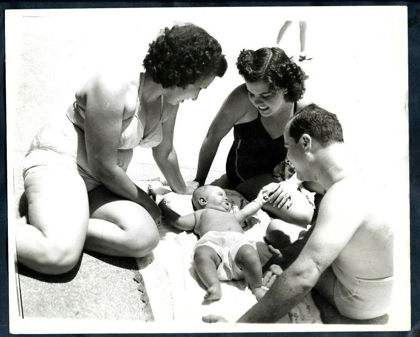 BEAUTIFUL CUBAN CHILDHOOD HAPPY FAMILY IN THE BEACH CUBA 1949 BAEZ Photo Y 247