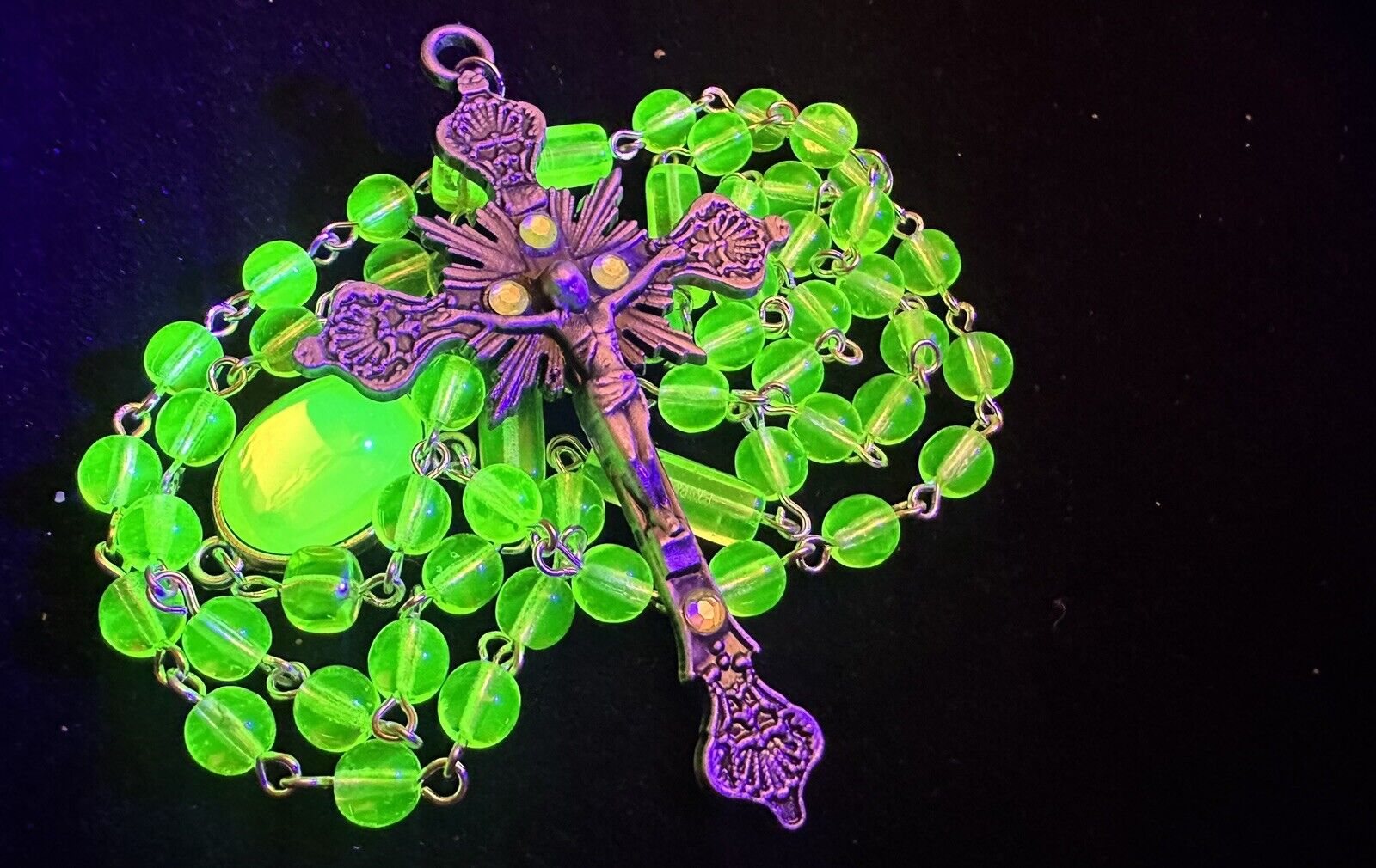 Uranium Glass Vaseline Art Deco style Glowing Holy  Rosary 19.5