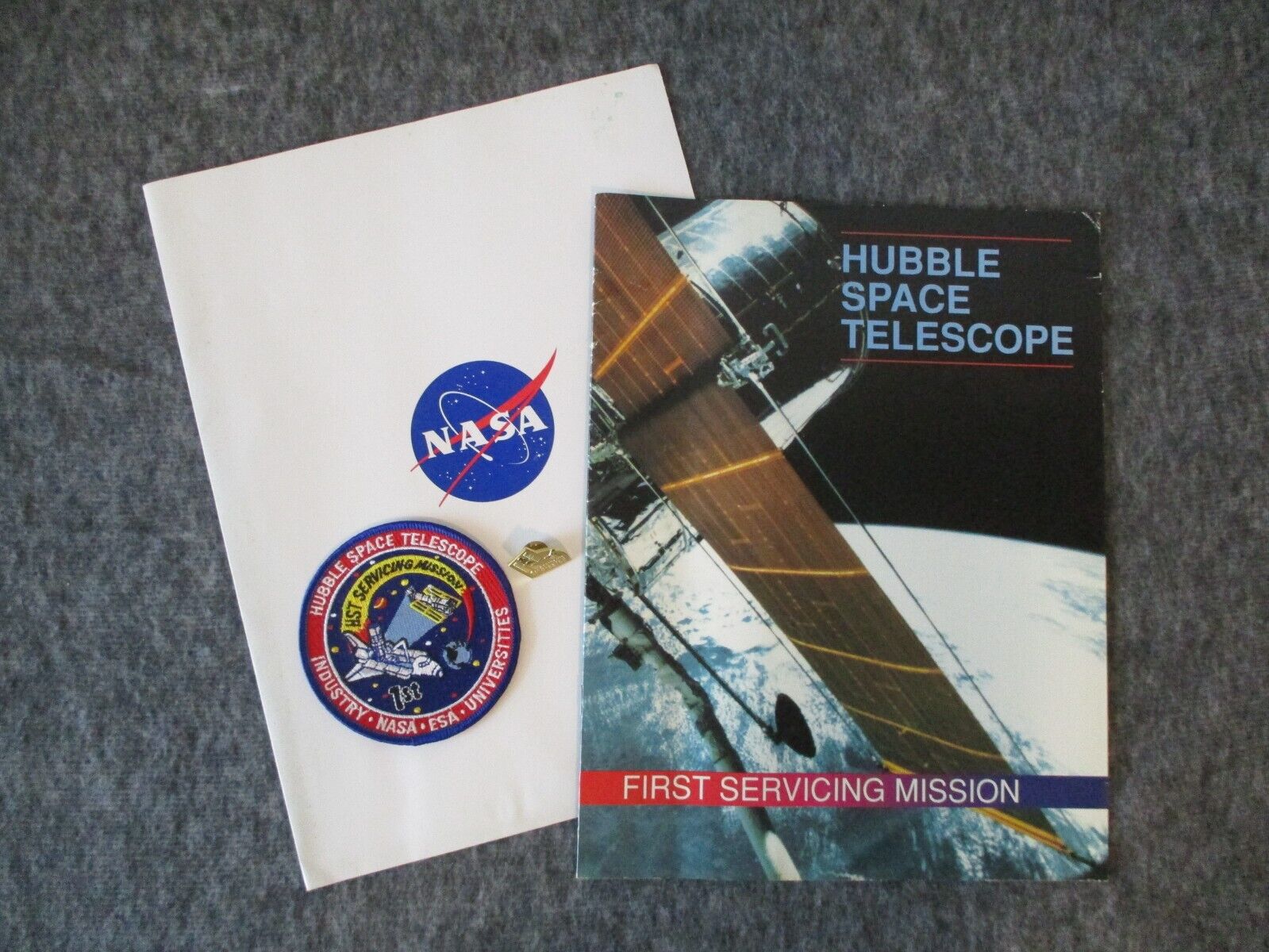 1993 NASA STS-61 HUBBLE SPACE TELESCOPE 1st SERVICING MISSION PATCH+PIN+BOOKLET