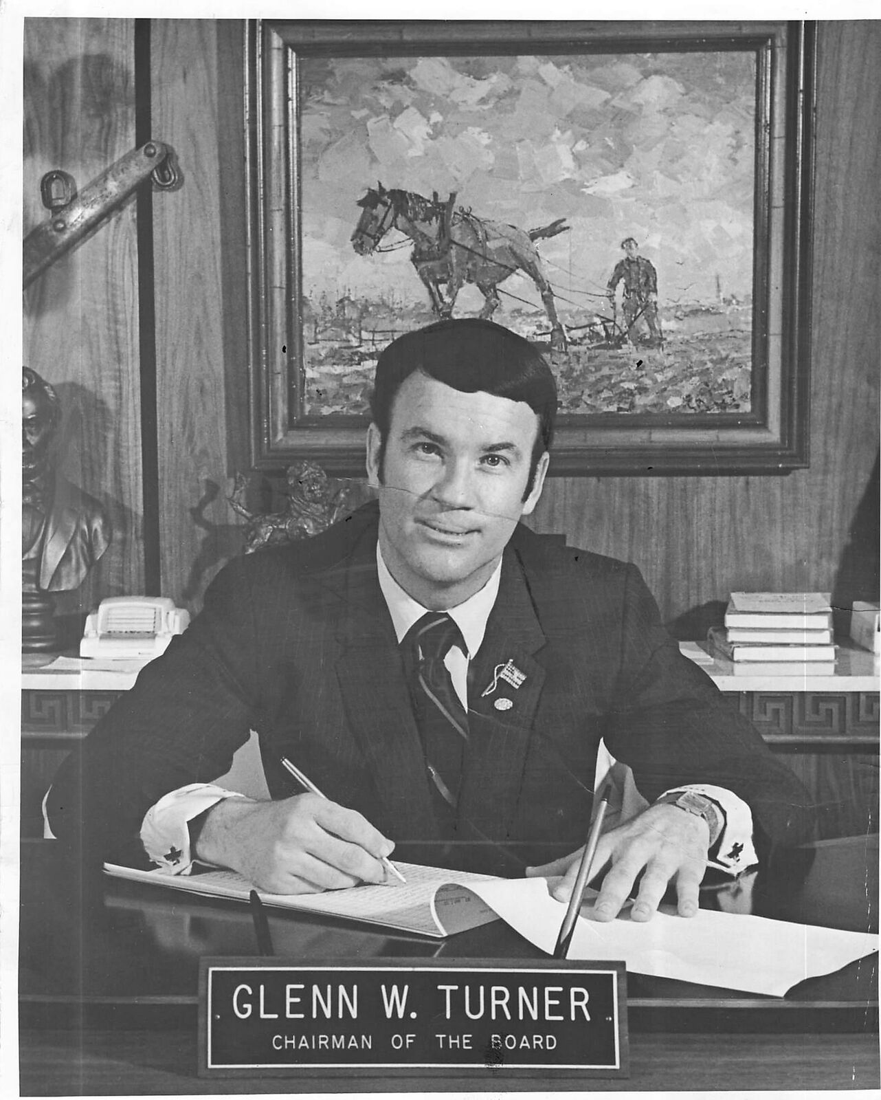 1972 Press Photo GLENN W TURNER Koscot Chairman MLM Pyramid Scheme desk portrait