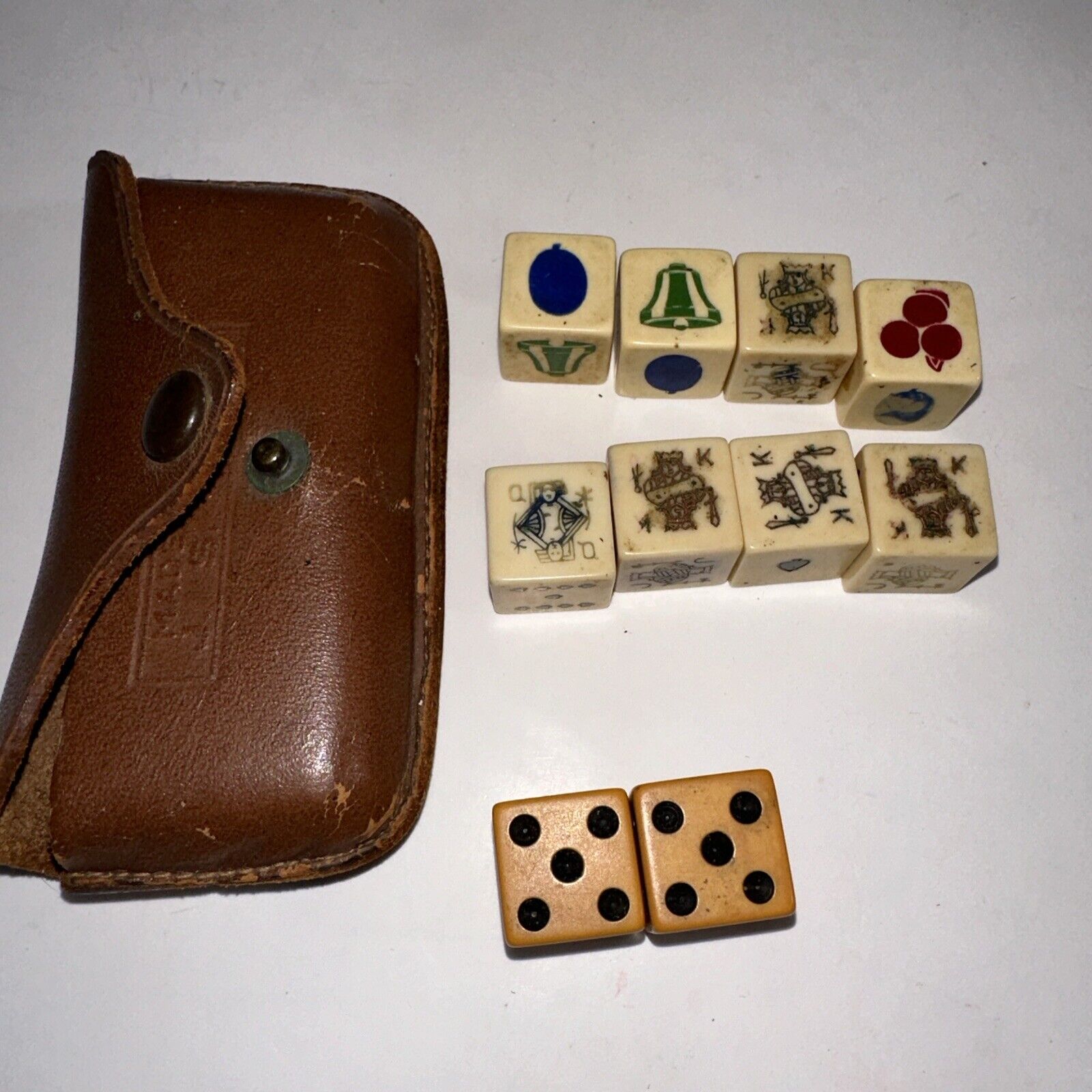Old poker dice in great button snap USA NYC Leather case Bakelite??