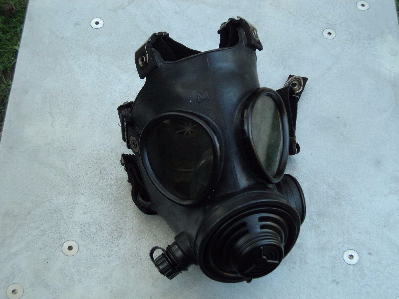 Military 40mm NATO Gas Mask w/Drink Port & Protective Hood, Size Med/Reg UNUSED