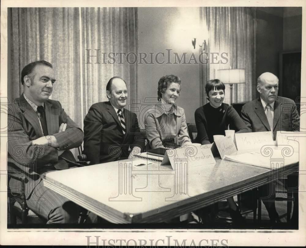 1973 Press Photo Environmentalists host panel discussion in New York - tua58374