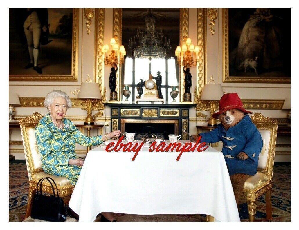 QUEEN ELIZABETH II PHOTO - Having tea with Paddington Bear at Buckingham Palace