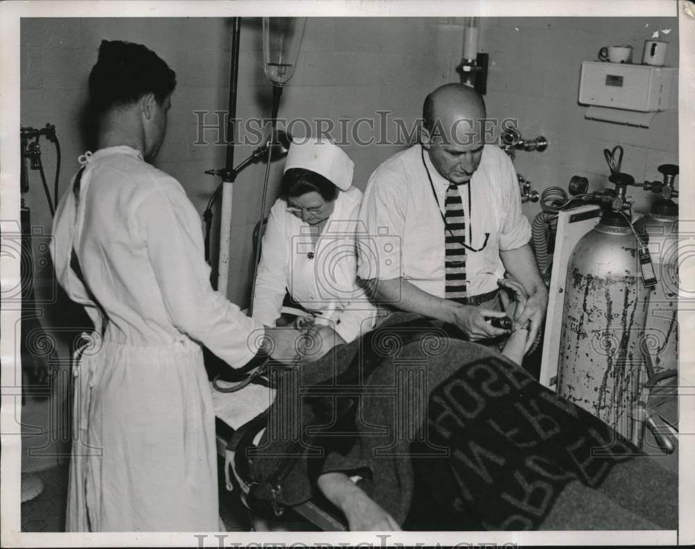 1936 Press Photo Methylene Blue treatment to a Cyanide victim in San Francisco