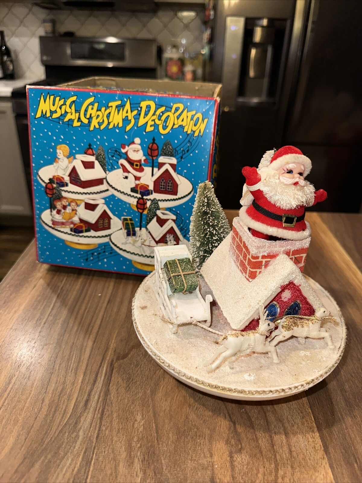 Vintage CHRISTMAS MUSIC BOX Rotating Santa Reindeer Works Japan RARE