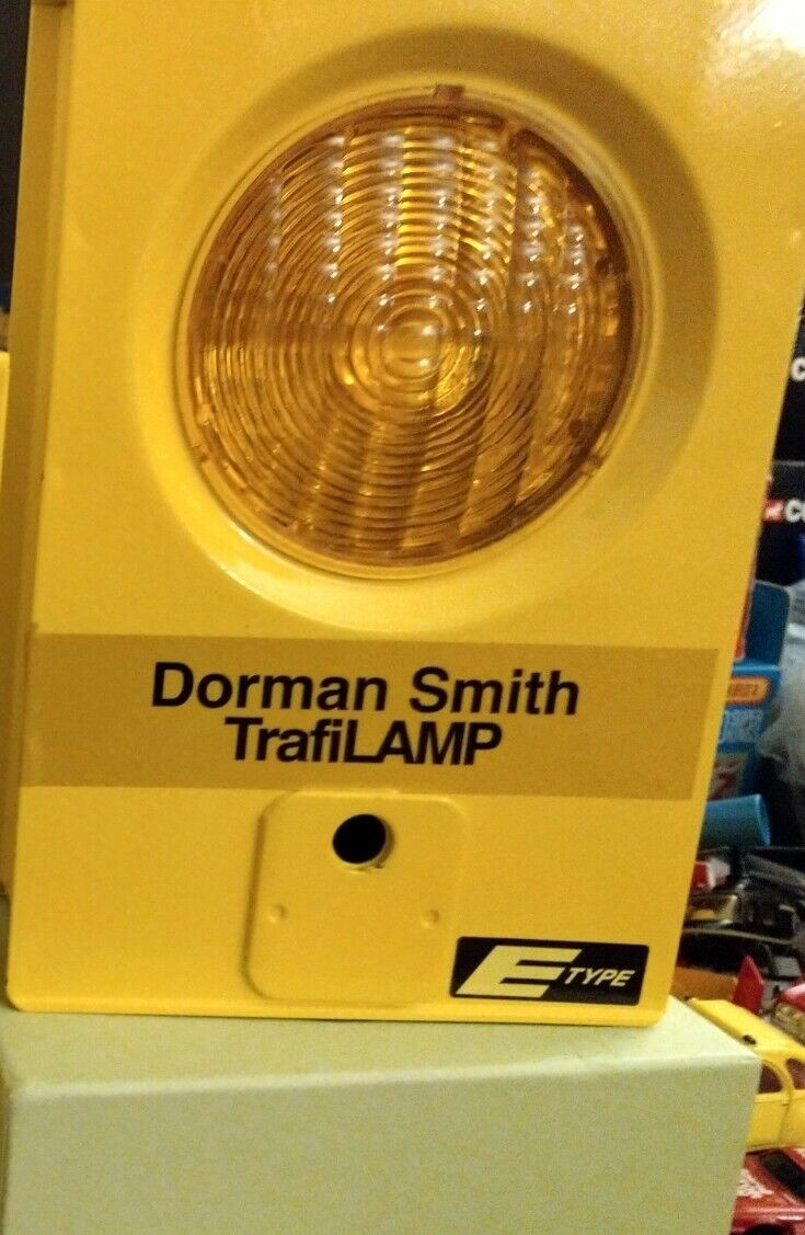 DORMAN SMITH TRAFILAMP E TYPE, NOS FLASHING SOLAR CELL LAMP..