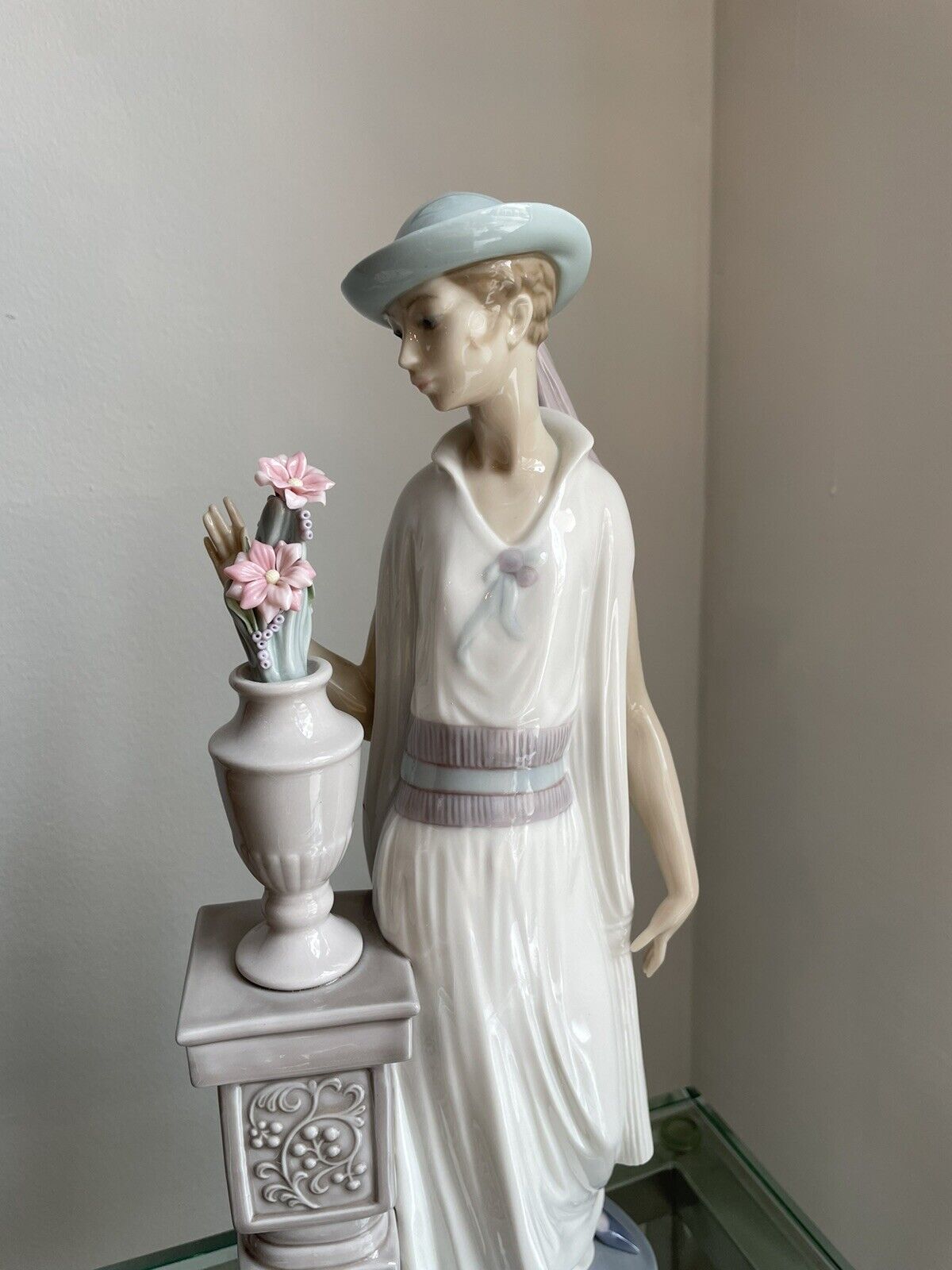 Lladro Porcelain Lady Grand Casino #05175 Woman Standing w/ Flowers Box