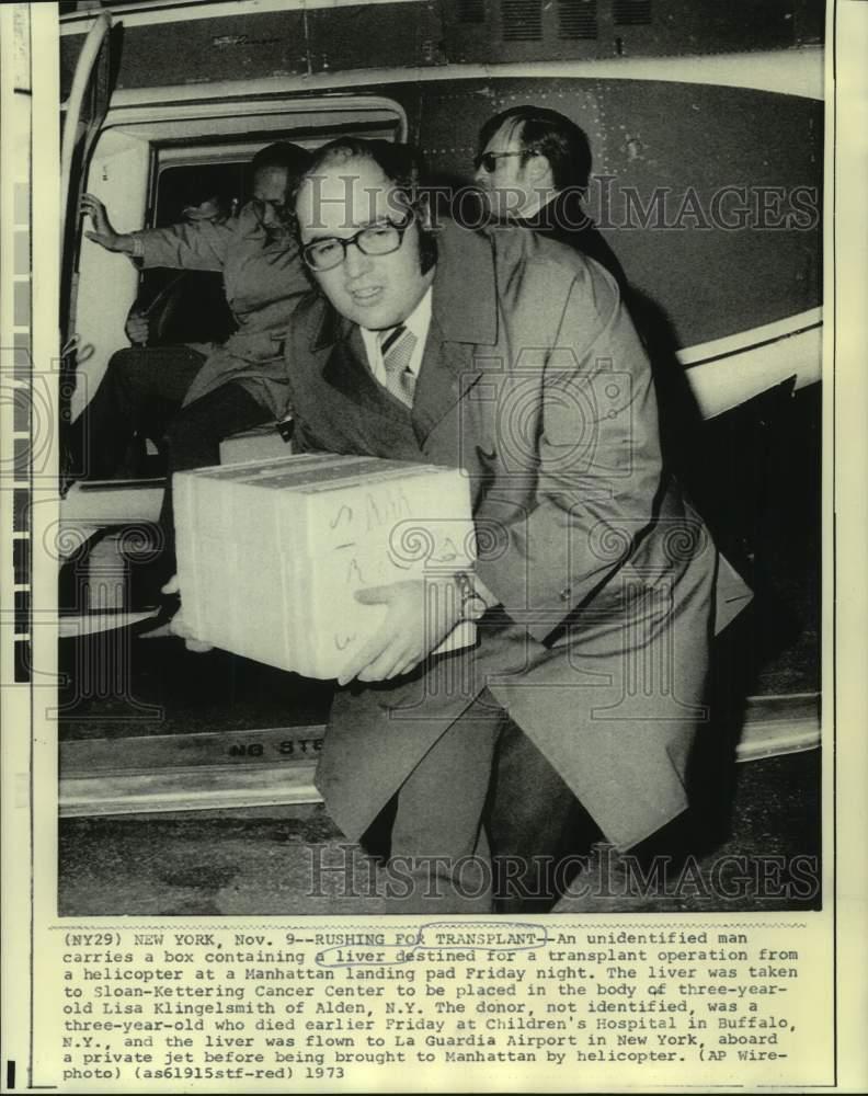 1973 Press Photo Transplant liver carried from helicopter to NY cancer center.