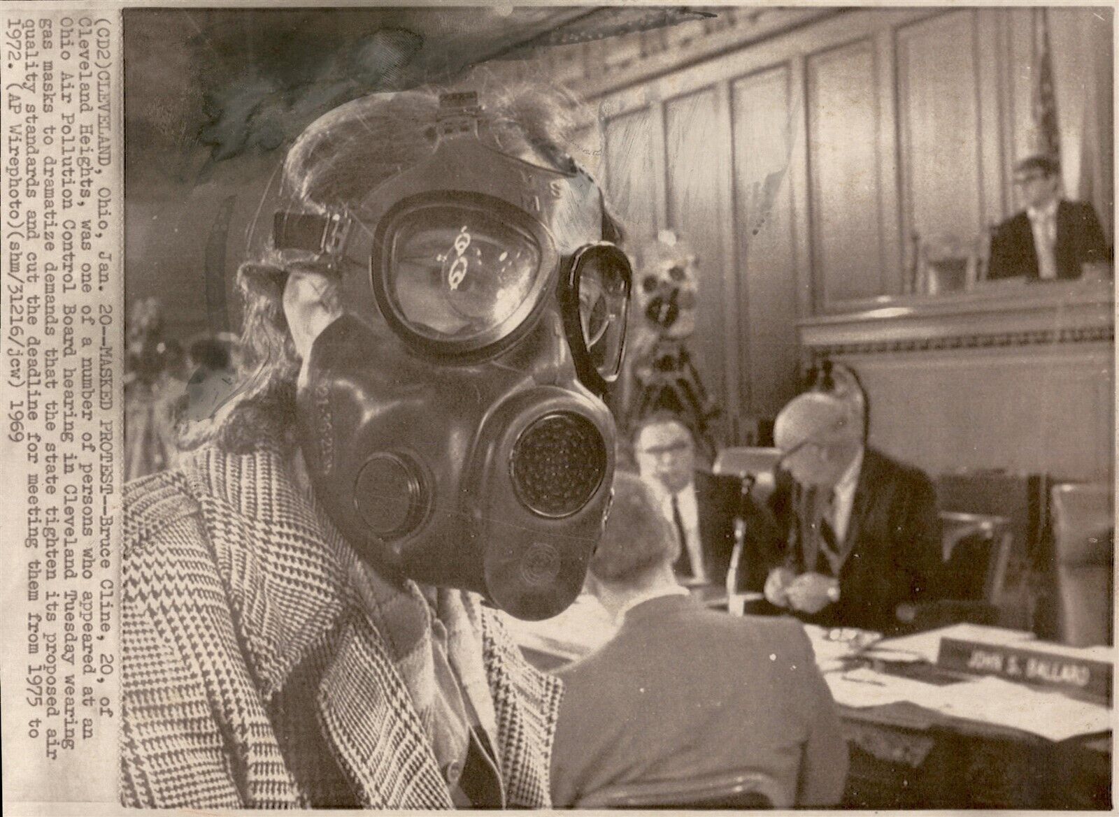 LG986 1969 AP Wire Photo MASKED PROTEST @ OHIO AIR POLLUTION HEARING GAS MASK