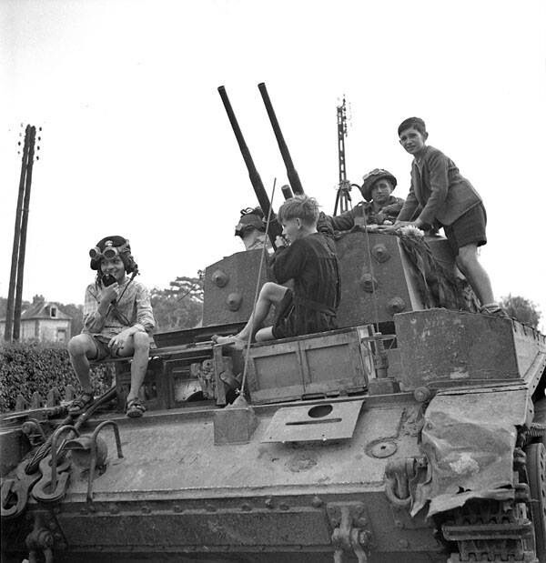 WWII B&W Photo British Crusader AA Tank .50 BMG English Children  WW2 / 3080