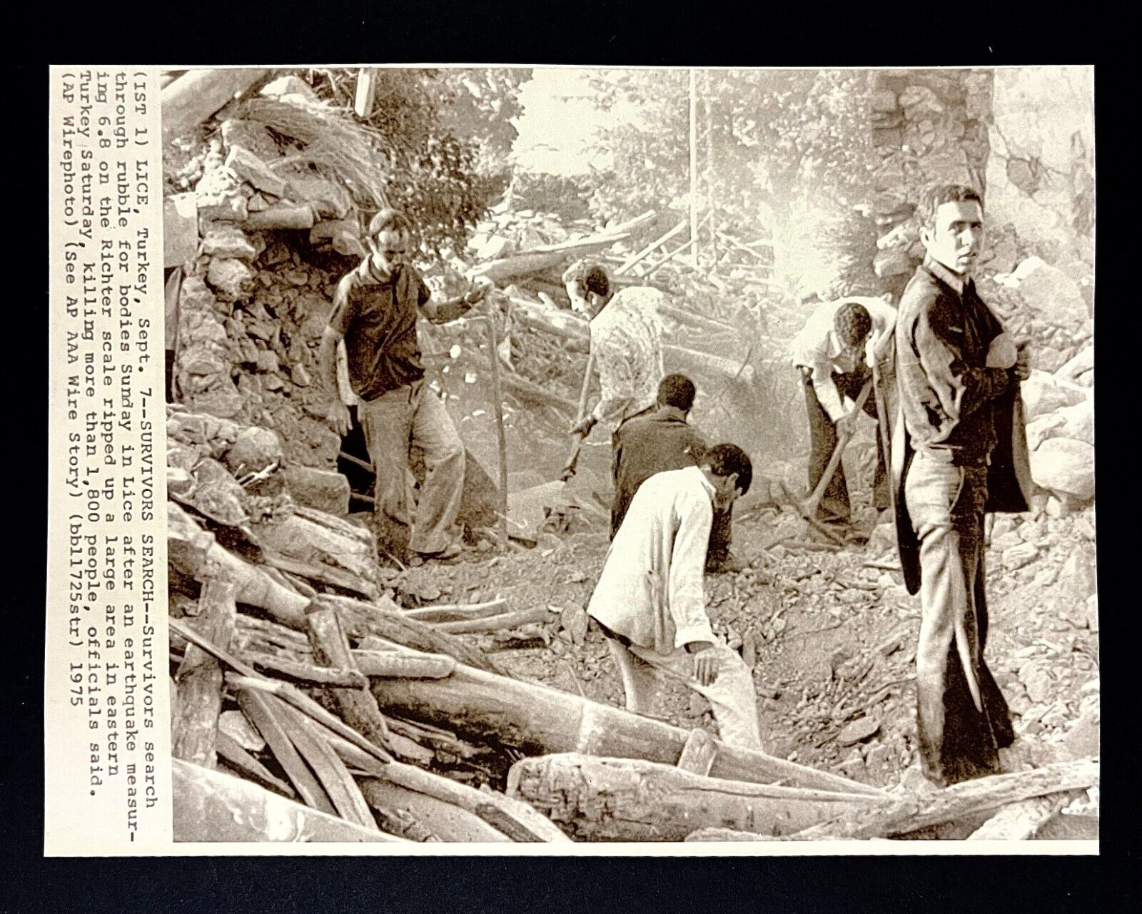 1975 Lice Turkey Earthquake Survivors Search Rubble Vintage Press Wire Photo