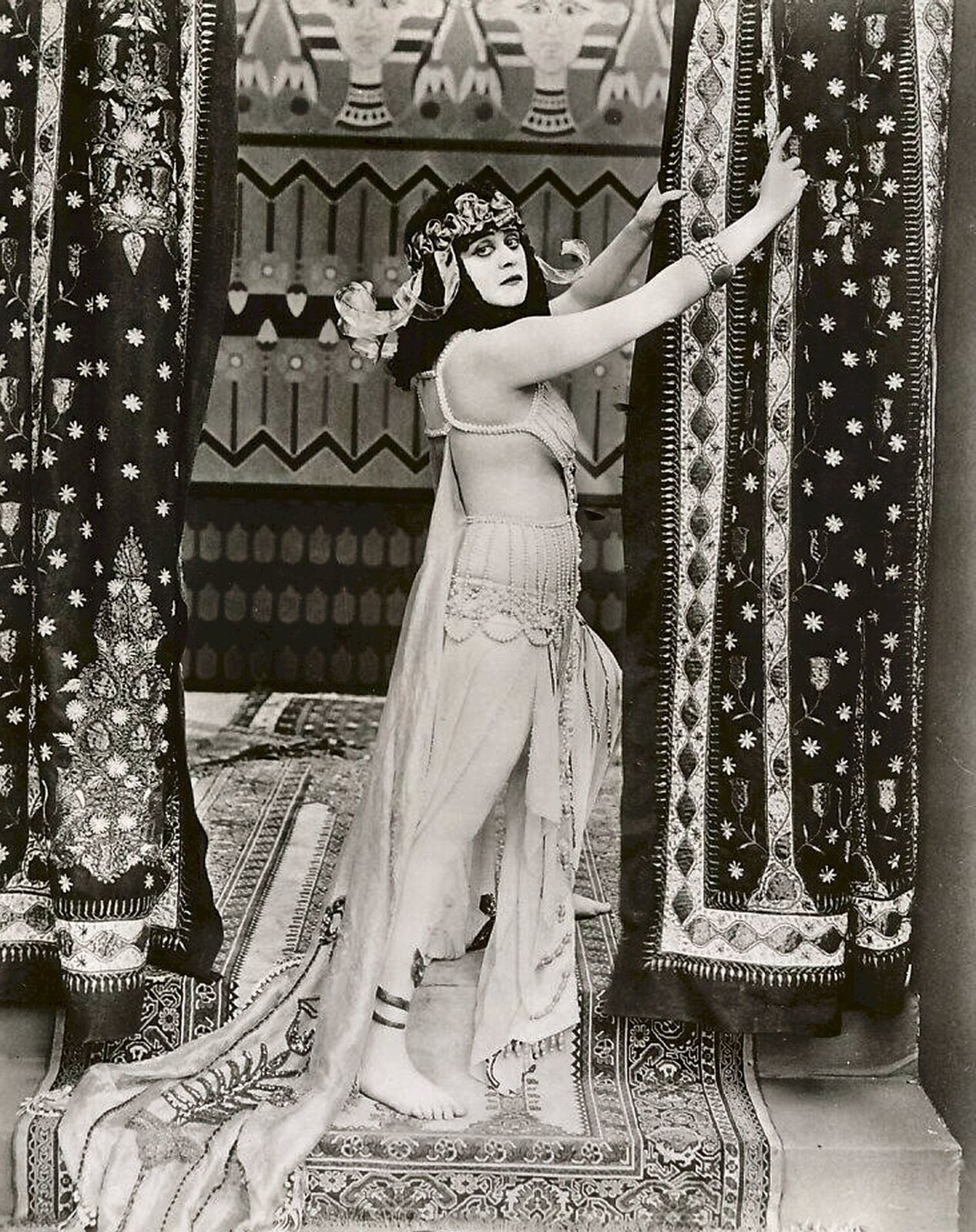 1917 THEDA BARA as CLEOPATRA PHOTO  (182-y )