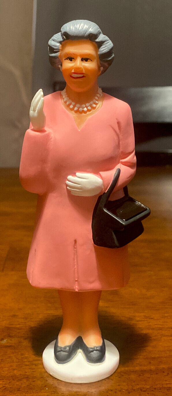 Kikkerland Waving Queen Elizabeth Solar Powered Figurine - Pink Dress